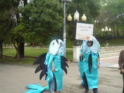 LOS PECES SE MANIFIESTAN CONTRA EL TRASVASE.