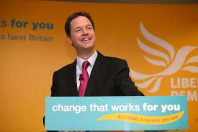 NICK CLEGG IRRUMPE CON FUERZA EN LA CAMPAÑA ELECTORAL BRITÁNICA